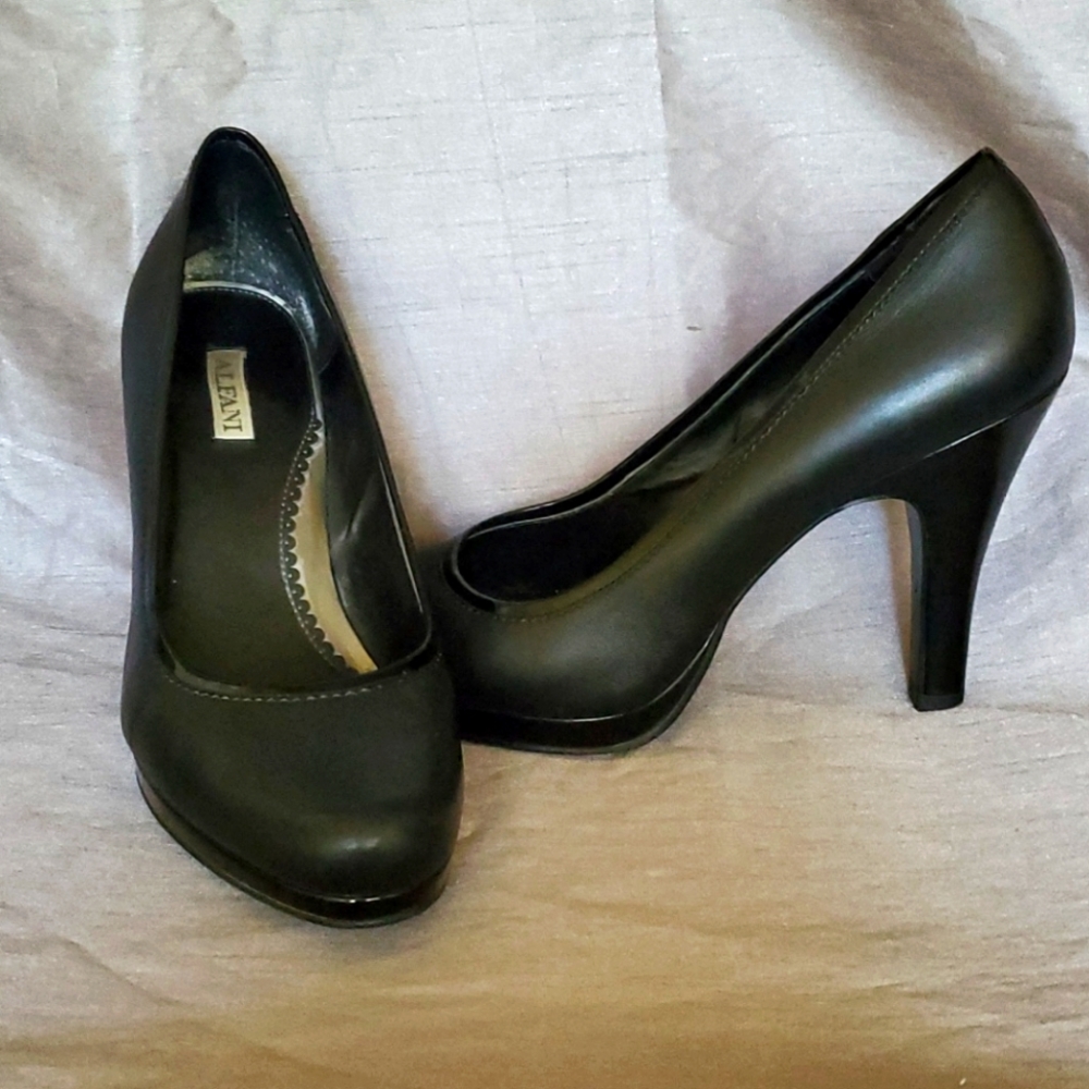 Heels - Picture 1 of 1